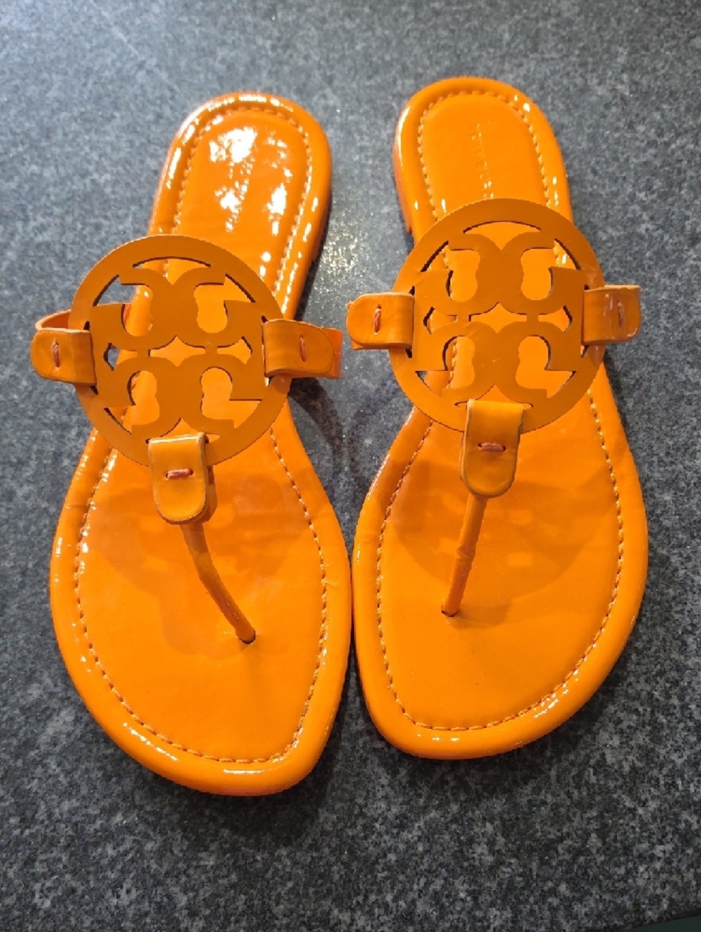 Tory Burch Glossy Orange Logo Thong Sandals - Picture 4 of 4